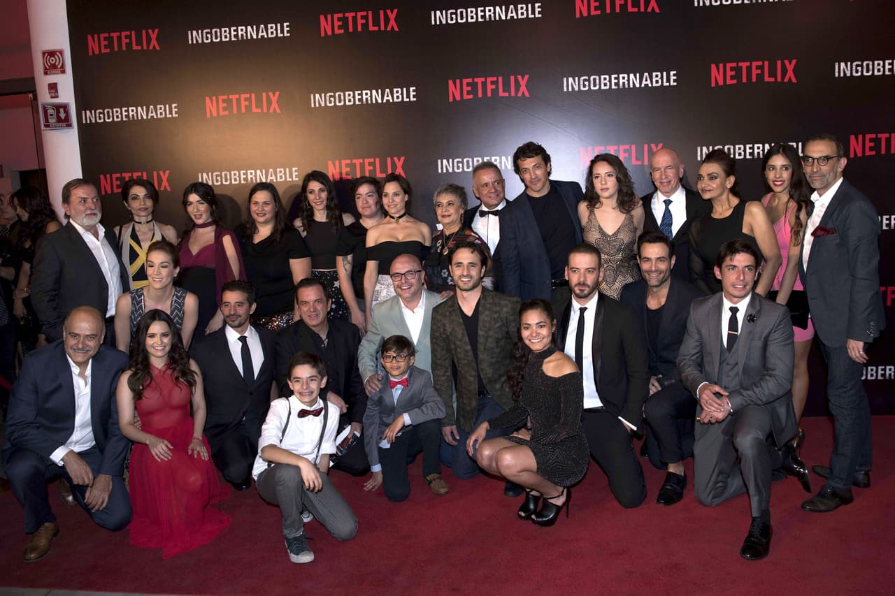 Este es parte del elenco que se dio cita para ver el primer el capítulo de la serie, que sin duda dará mucho de qué hablar.