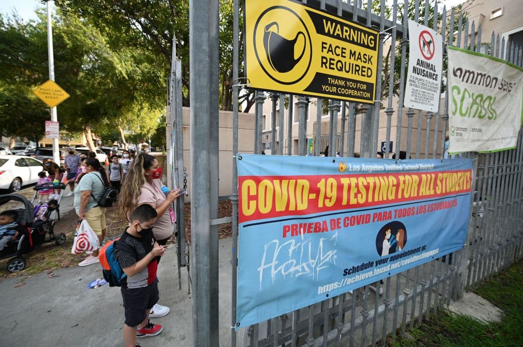 Los Ángeles exigirá vacunación contra covid-19 a todos los estudiantes de 12 años o más