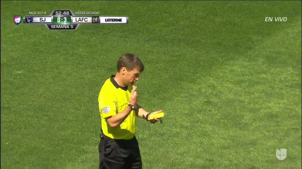 Tarjeta amarilla. El árbitro amonesta a Aníbal Godoy de San Jose Earthquakes