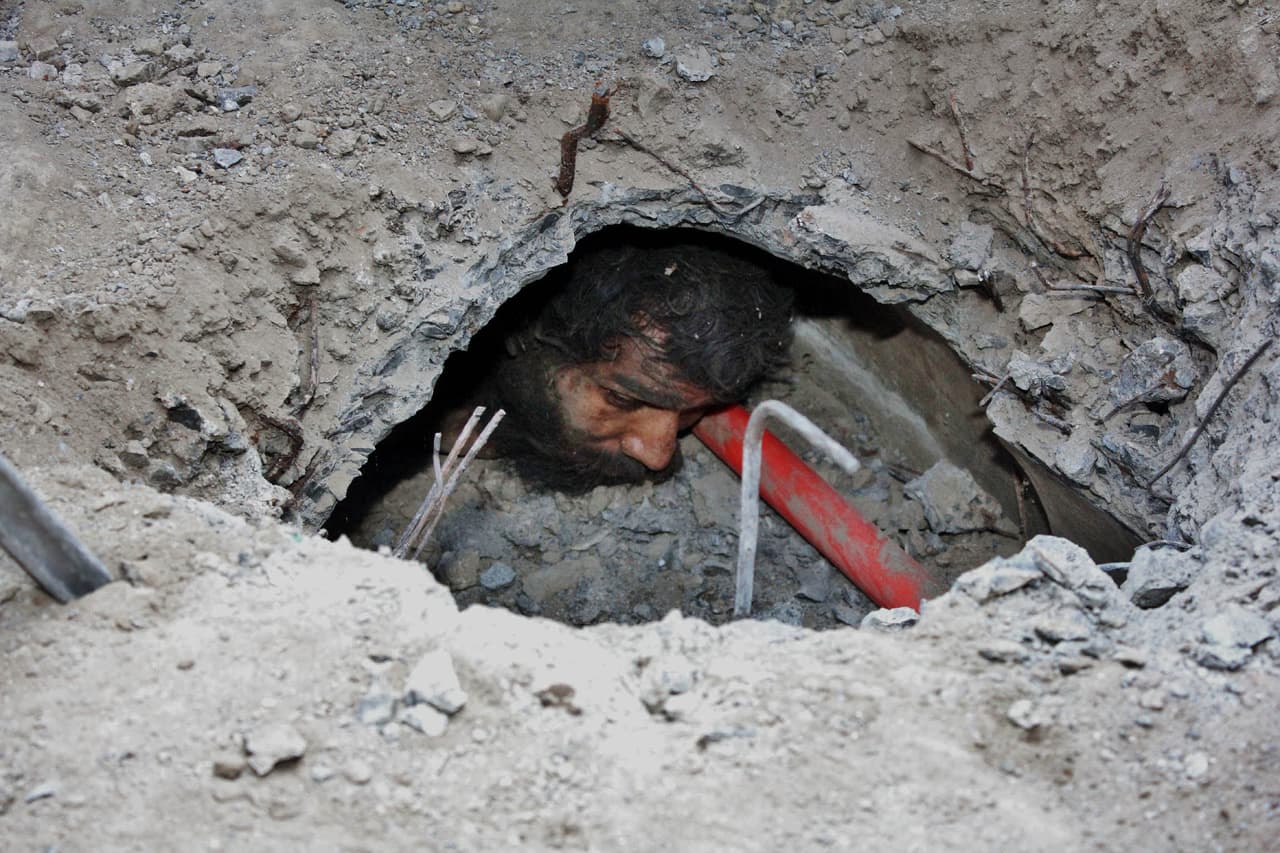 Fire Brigade, RDMC Rescue A Mentally Disturbed Person, Crawler Into Underground Sewage Line