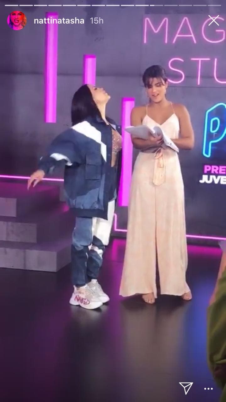 Otra cosa que vimos en los clips fue la reacción de Natti, quien bromeó con la diferencia de estatura entre ambas.