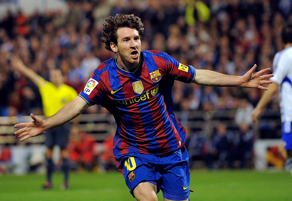 En la temporada 2009-10 Lionel Messi marcó tres goles, contra el Zaragoza en La Romareda, dos fueron una joya y uno maravilló a propios y extraños. Hoy se cumplen 10 años de aquella exhibición y aquí te recordamos lo que hizo el 10.