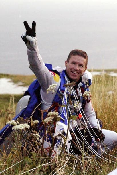 14 de octubre. El paracaidista austríaco Félix Baumgartner se convierte en el primer hombre en superar la barrera del sonido sin máquina alguna al lanzarse desde una altura de 39.068 metros (Misión Red Bull Stratos). Baumgartner despegó desde Roswell, en el estado de Nuevo México. En la caída libre, transmitida en vivo por las principales cadenas de TV de EEUU, rompió tres récords históricos.