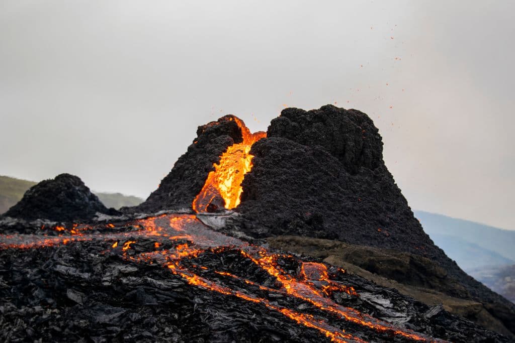 La actividad sísmica en la zona de la intrusión de magma 
<b>ha sido menor en los últimos días y actualmente no se está produciendo una sismicidad</b> intensa en la región. En la imagen se aprecia parte del material volcánico emergiendo del cráter principal que se formó en el Fagradalsfjall, según informó la oficina meeteorológica islandesa.