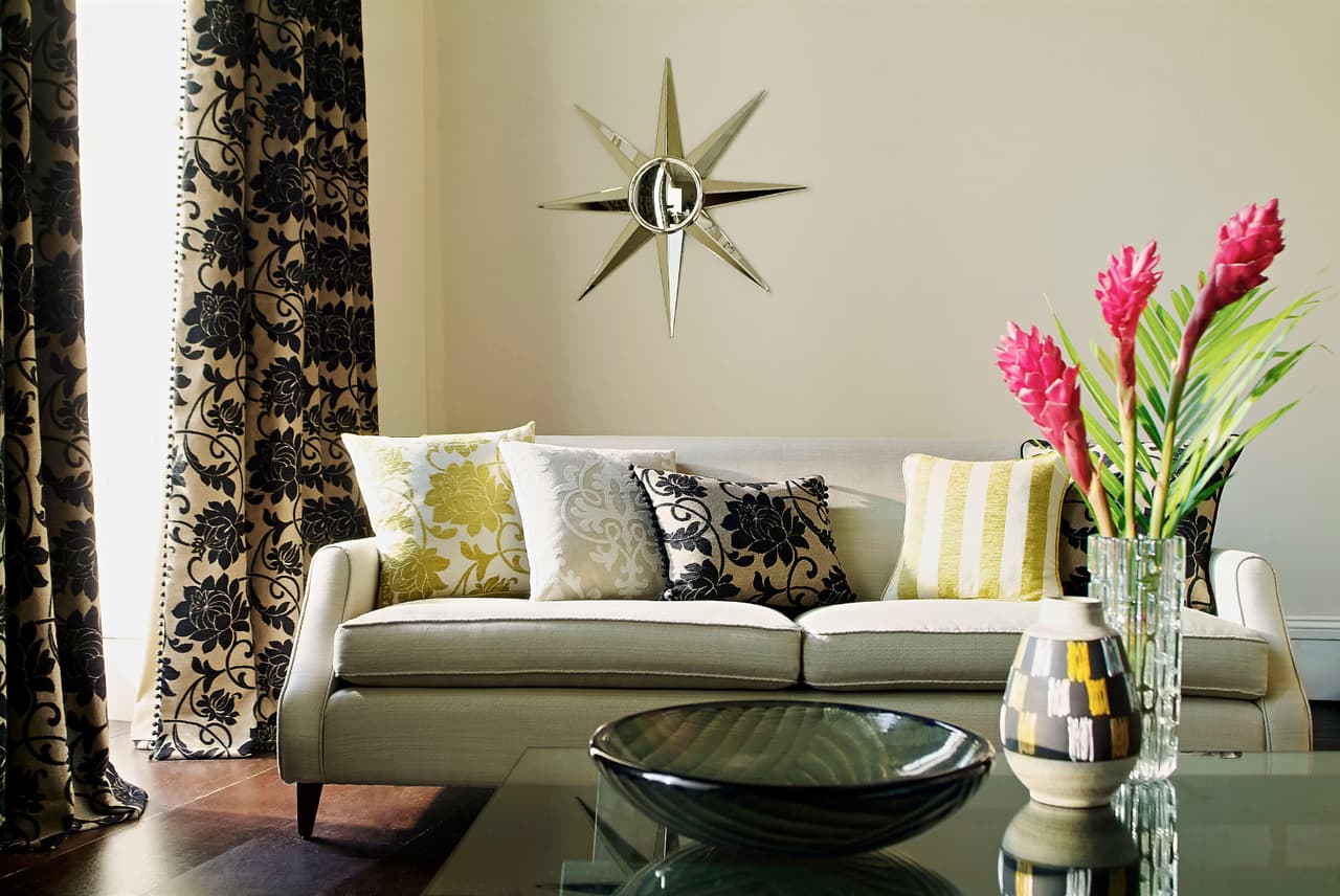 Recuerda que neutro no es sinónimo de aburrido y que las cortinas, muebles y detalles que utilices en la decoración marcarán las diferencia en tu hogar.