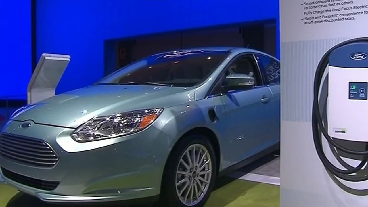 Noticias de negocios en 1 minuto: Ford sigue con pérdidas luego de incursión en vehículos eléctricos