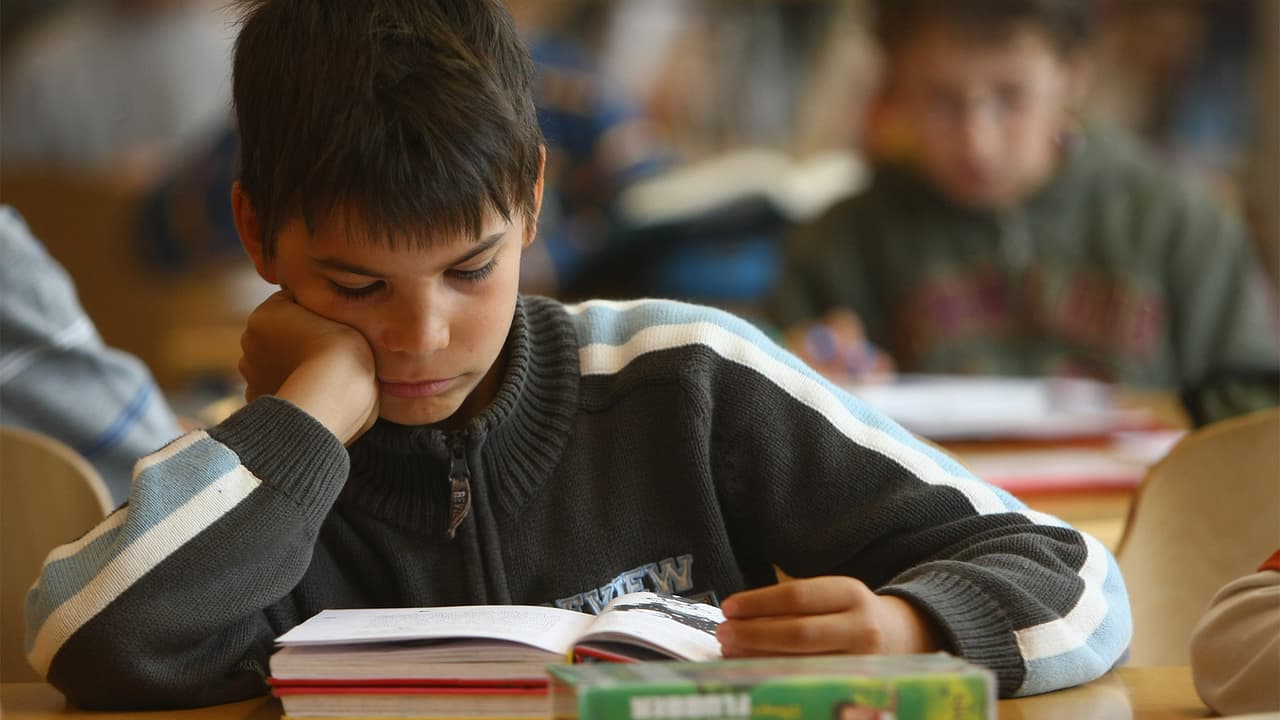 Puede suceder que uno de los padres esté ausente, por ejemplo, si está en México, puede dar su consentimiento por escrito a través de email o por fax.