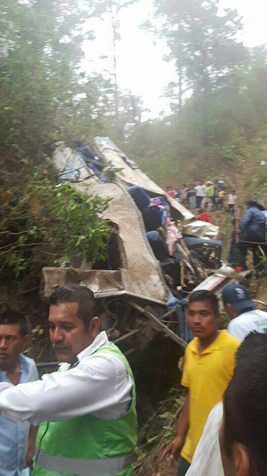 El vehículo se precipitó por un barranco de 90 metros (295 pies) de profundidad en la localidad de Motozintla, cerca de la frontera con Guatemala.