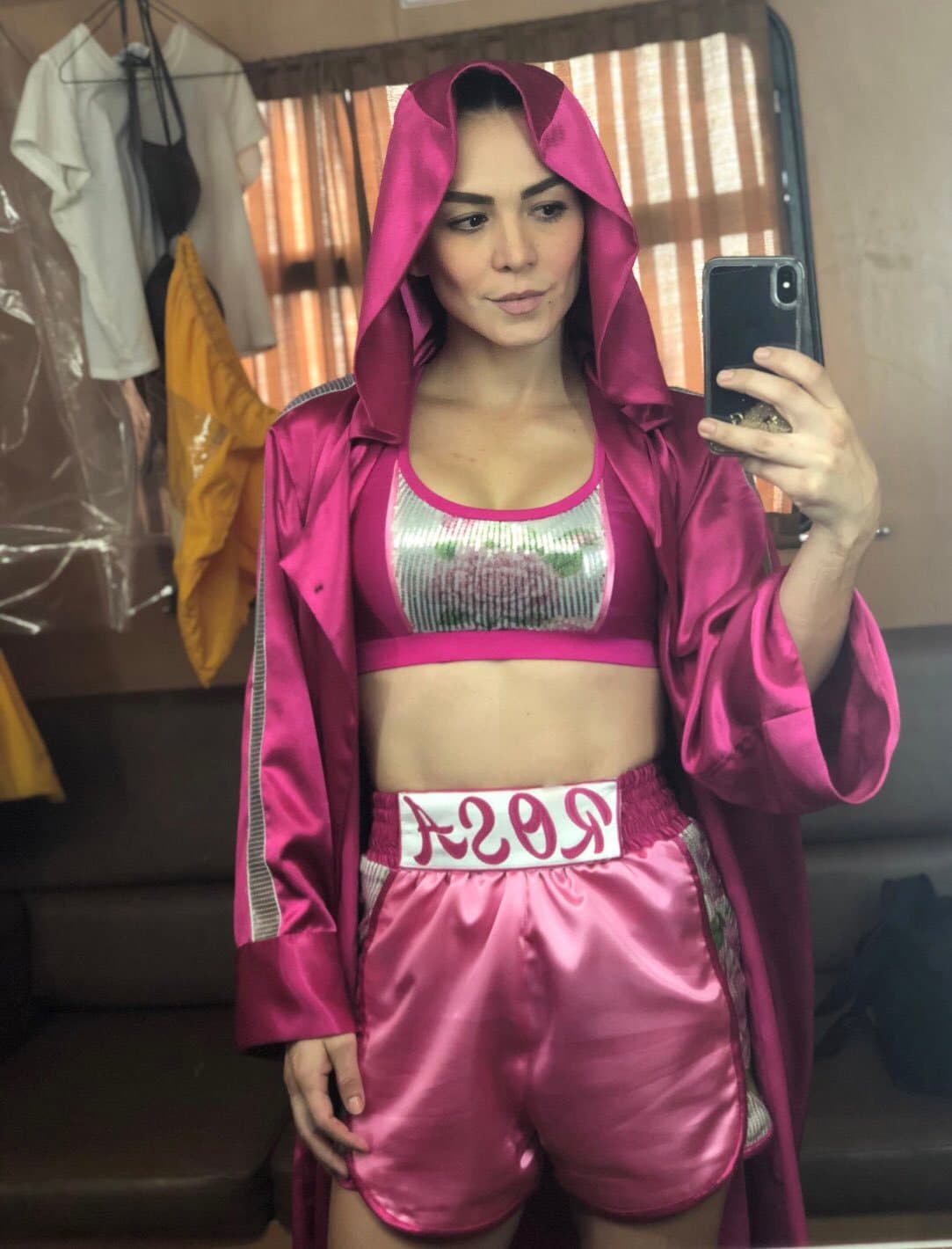 <b><a href="https://www.univision.com/temas/luz-ramos" target="_blank">Luz Ramos</a></b> es
<b>Rosa</b> cuya ilusión más grande es sacar adelante a su hija y convertirse en boxeadora profesional con ayuda de El Oso, quien se niega a apoyarla.