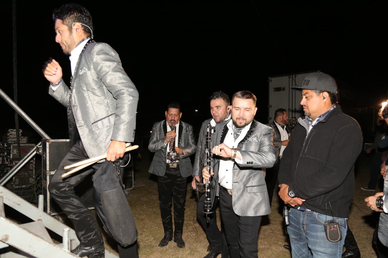 A sólo minutos de dar inicio, uno a uni suben al escenario y chequean que todo este perfectamente para que suene la música.