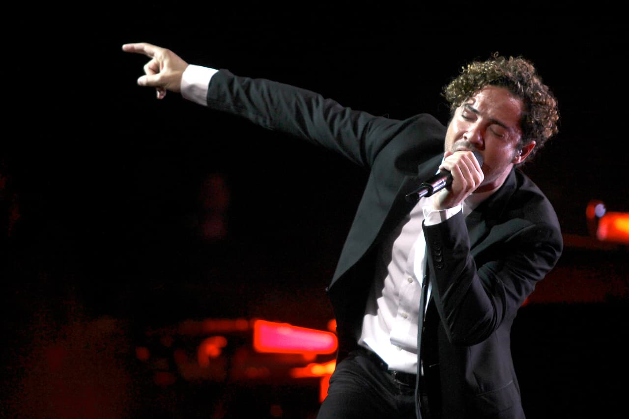 <b>Alejandro Sanz es padrino </b>de Ella, hija de 
<b>David Bisbal y Elena Tablada</b>. Sanz y su mujer organizaron el bautizo en su mansión de Miami, Florida.