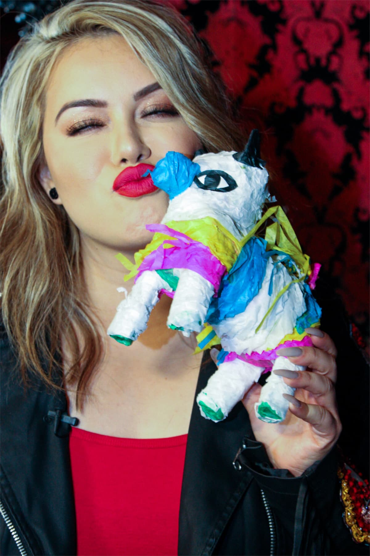 Entre sus actividades ha destinado tiempo para apoyar a las víctimas de abuso sexual y violencia doméstica. De hecho, participó activamente en la fundación sin fines de lucro 'Jenni Rivera Love Foundation' creada por su madre.