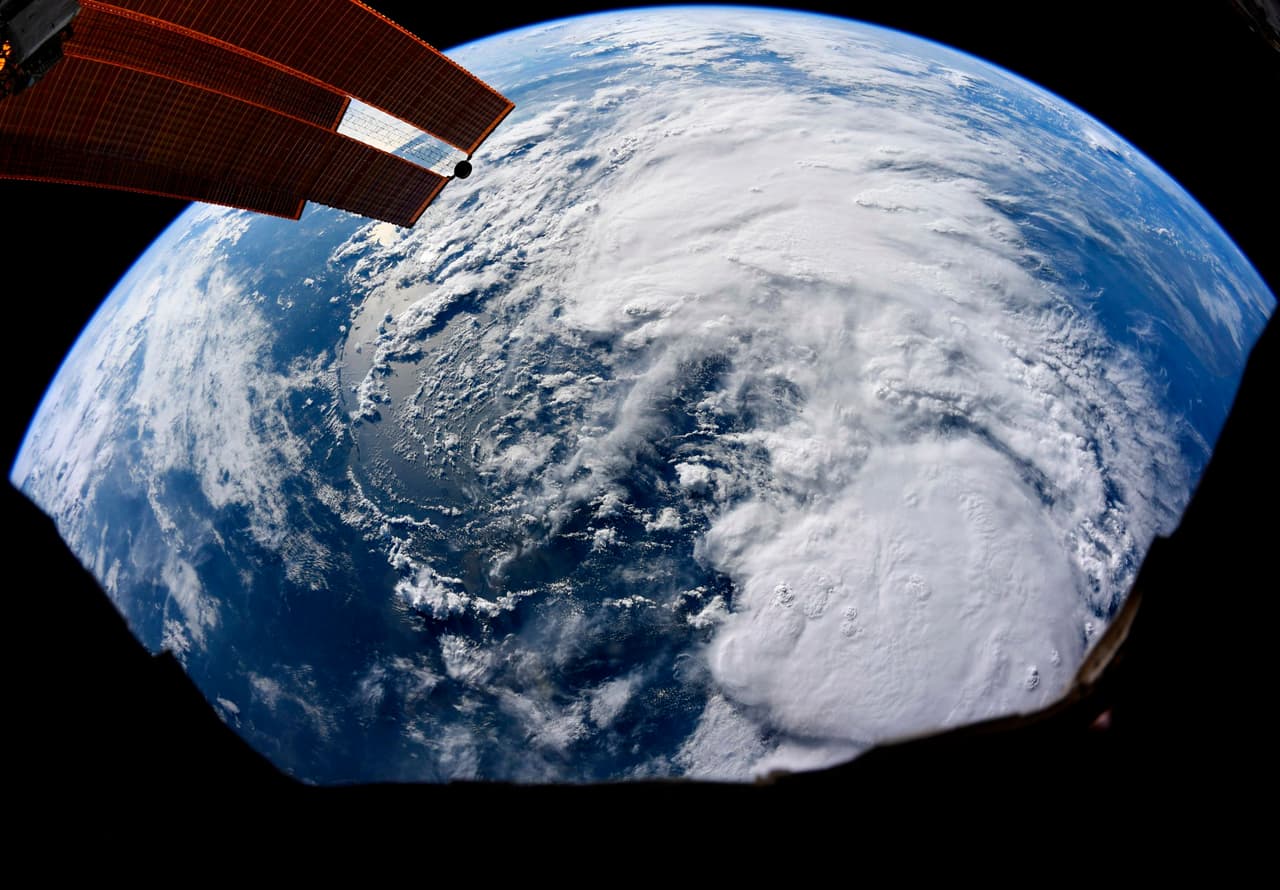 La tormenta tropical Barry, vista por la astronauta desde la Estación Espacial Internacional el 11 de julio de 2019. Koch es licenciada y tiene una maestría en ciencias de Ingeniería Eléctrica y Física. Fue seleccionada como astronauta de la NASA en 2013.