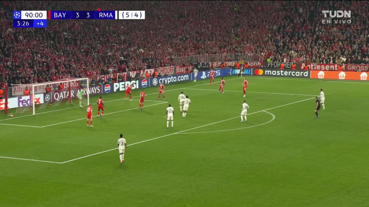 ¡GOL!  anota para FC Bayern München. Michael Olise