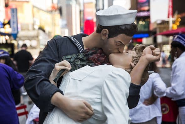 El veterano Sydnor Thompson, de 90 años, besa a su esposa, Harriette Thompson, de 91 años, en un acto conmemorativo en Times Square para celebrar el aniversario del fin de la Segunda Guerra Mundial tras una ceremonia especial. El famoso beso ocurrió el 14 de agosto de 1945.