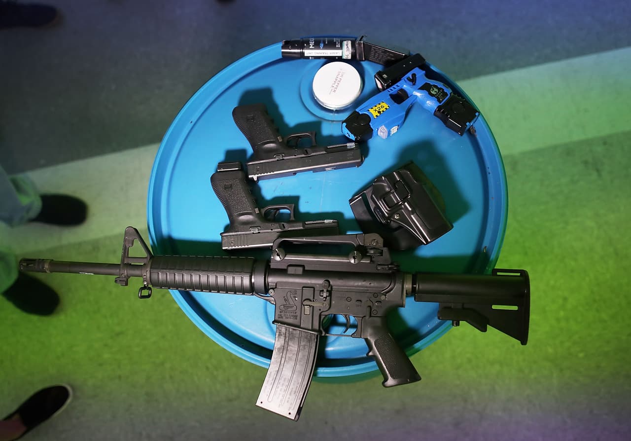 Aunque tienen la forma y el peso de las armas regulares de la policía, las pistolas y rifles del sistema de de alta tecnología están adecuadas para funcionar en el entorno virtual del entrenamiento.