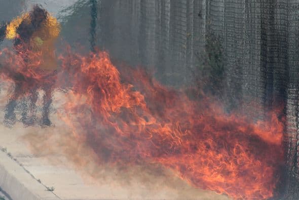 Incendio en Rancho Cucamonga sin tregua: Las ráfagas de vientos de Santa Ana y la sequía fueron la combinación perfecta para empeorar el voraz incendio en Rancho Cucamonga que continuó destruyendo acres y provocó evacuaciones y cierres de varias escuelas. Mira el reportaje completo aquí.