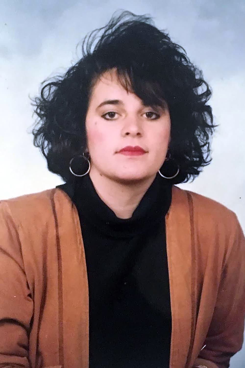 <b>Jenni Rivera</b> nació y se crio en Long Beach, California, ciudad donde se ubica la secundaria Polytechnic High School, institución en la que la cantante estudio en su adolescencia.
<br>