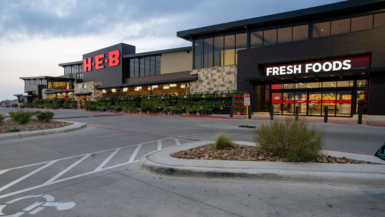 <h3 class="cms-H3-H3">Consejos prácticos para quienes buscan trabajo 💡</h3> 👉🏻 
<b>Revise la descripción del puesto antes de ir:</b> Identifique qué experiencia coincide con lo que piden. Puede ser atención al cliente, manejo de alimentos, trabajo en equipo o experiencia en caja. 
<br>👉🏻 
<b>Prepare ejemplos simples y concretos:</b> Por ejemplo, “atendí a 50 clientes por turno” o “mantuve estándares de limpieza en cocina”. Lleve copia de su CV, aunque ya haya aplicado en línea. 
<br>👉🏻 
<b>Tenga clara su disponibilidad real:</b> incluyendo fines de semana o turnos rotativos. 
<br>👉🏻 
<b>Si su inglés es básico, dígalo con claridad:</b> La puntualidad, la disposición para aprender y el cumplimiento de procesos son factores que pesan en tiendas de alto volumen.