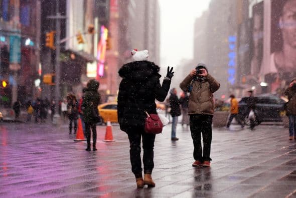 La ciudad que nunca duerme, hoy es azotada por una tormenta que no sólo la ha paralizado, sino que ha dejado a miles varados en aeropuertos nacionales e internacionales. Impresionantes las estampas de #NuevaYork el 26 de enero de 2015, una día para la historia de la 'Gran Manzana'