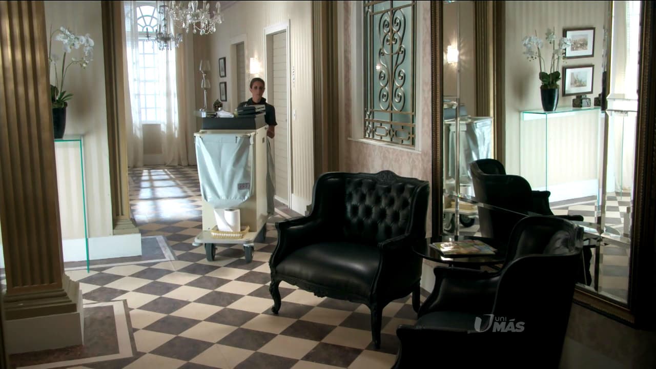 Cuenta con 93 habitaciones y 23 suites, así como con su reconocido casino y bar.