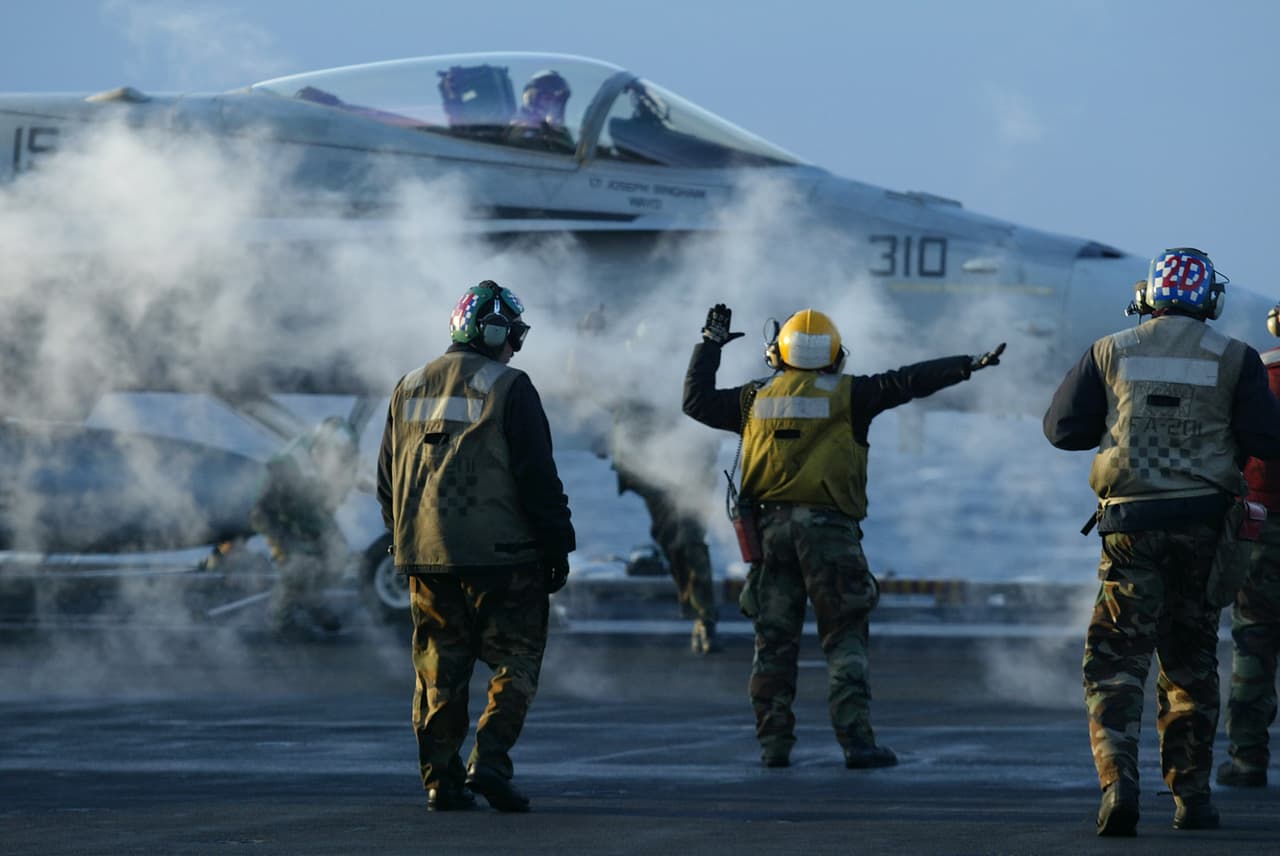 Un avión caza F-18 estadounidense despega de un portaaviones en el Golfo Pérsico el 20 de marzo de 2003, ese día las fuerzas de EEUU iniciaron los bombardeos aéreos sobre blancos iraquíes. El objetivo de la invasión de Irak era derrocar rápidamente a Saddam Hussein, controlar el programa de armas de destrucción masiva del que se le acusaba tener y apoyar la instalación de una transición hacia un nuevo gobierno democrático.