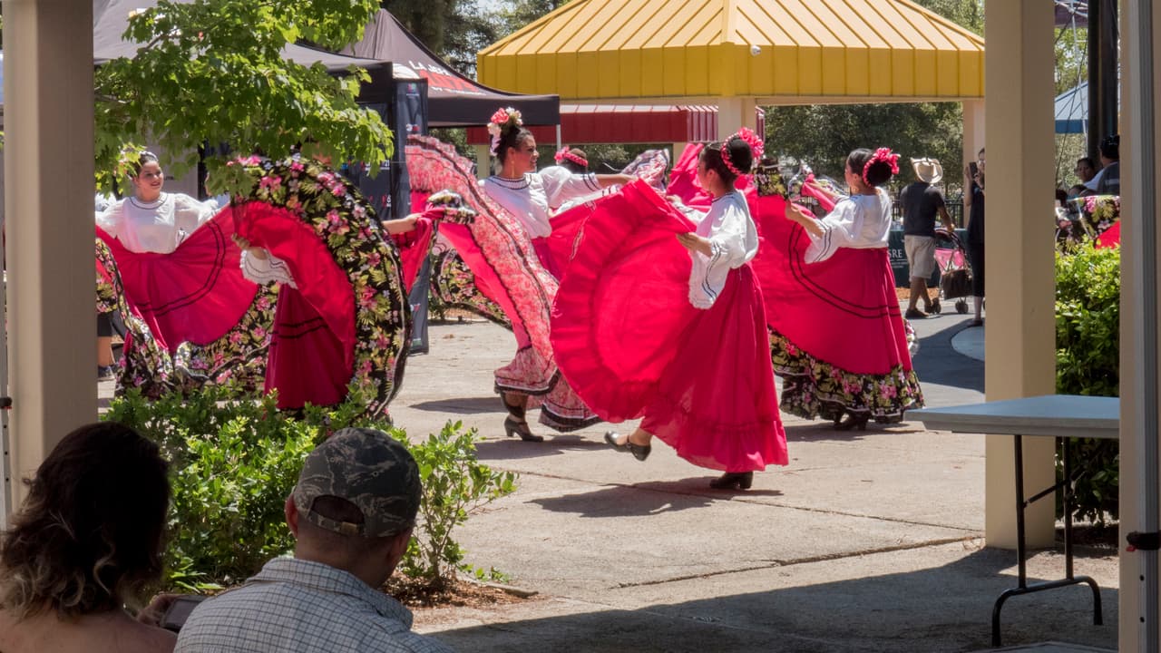 Familias del valle central visitaron los parques temáticos Playland y Storyland para disfrutar del Día de la Familia en Fresno.