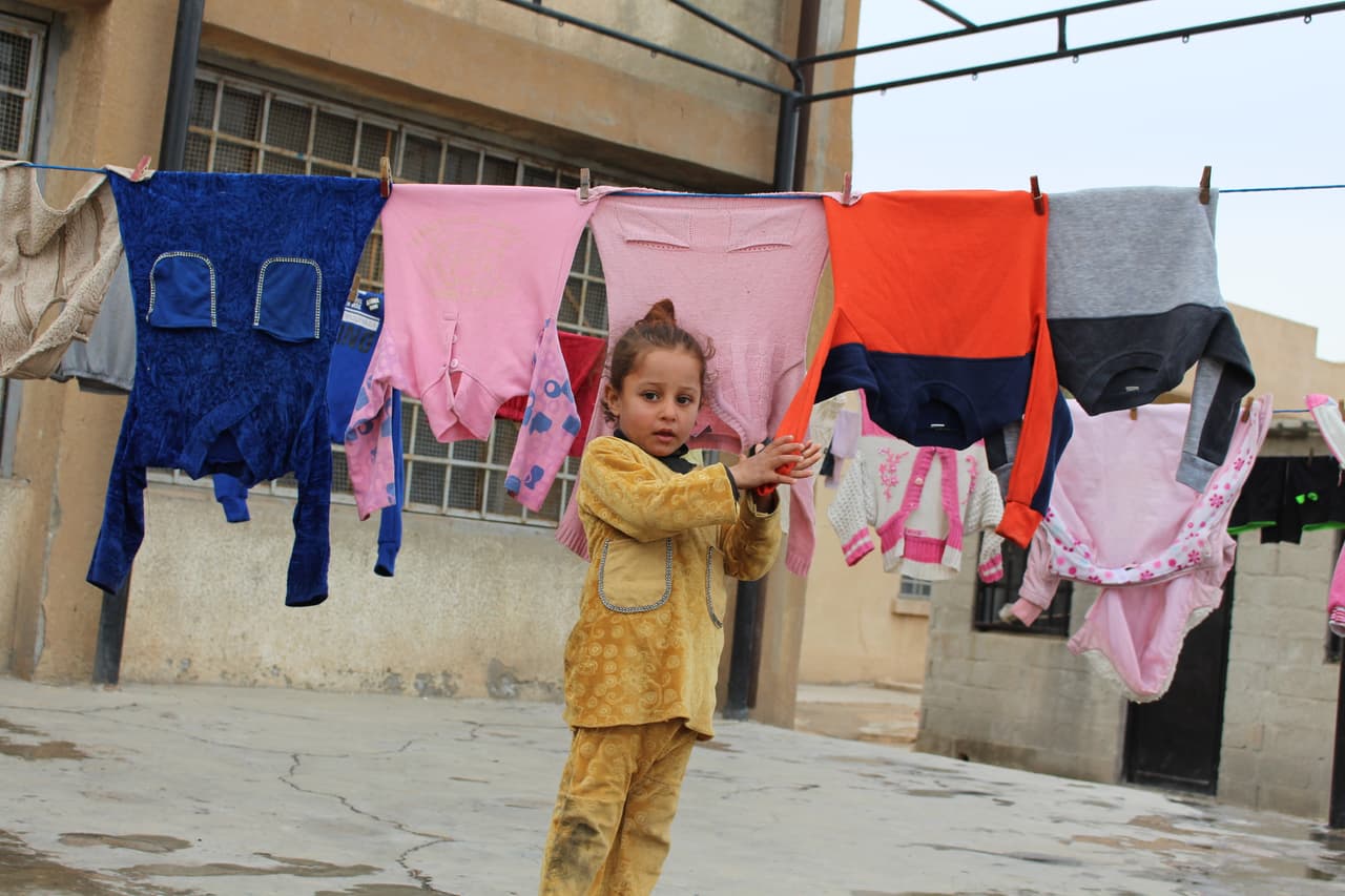Zaineb, de 5 años, fue desplazada con su familia de Qamishly, Siria. Hace casi 3 años. Buscaron refugio en una escuela que tiene fallas en la energía. Los habitantes de este lugar dependen del combustible para calentarse, lo que está más allá de sus capacidad financiera. 5 de diciembre de 2016.
