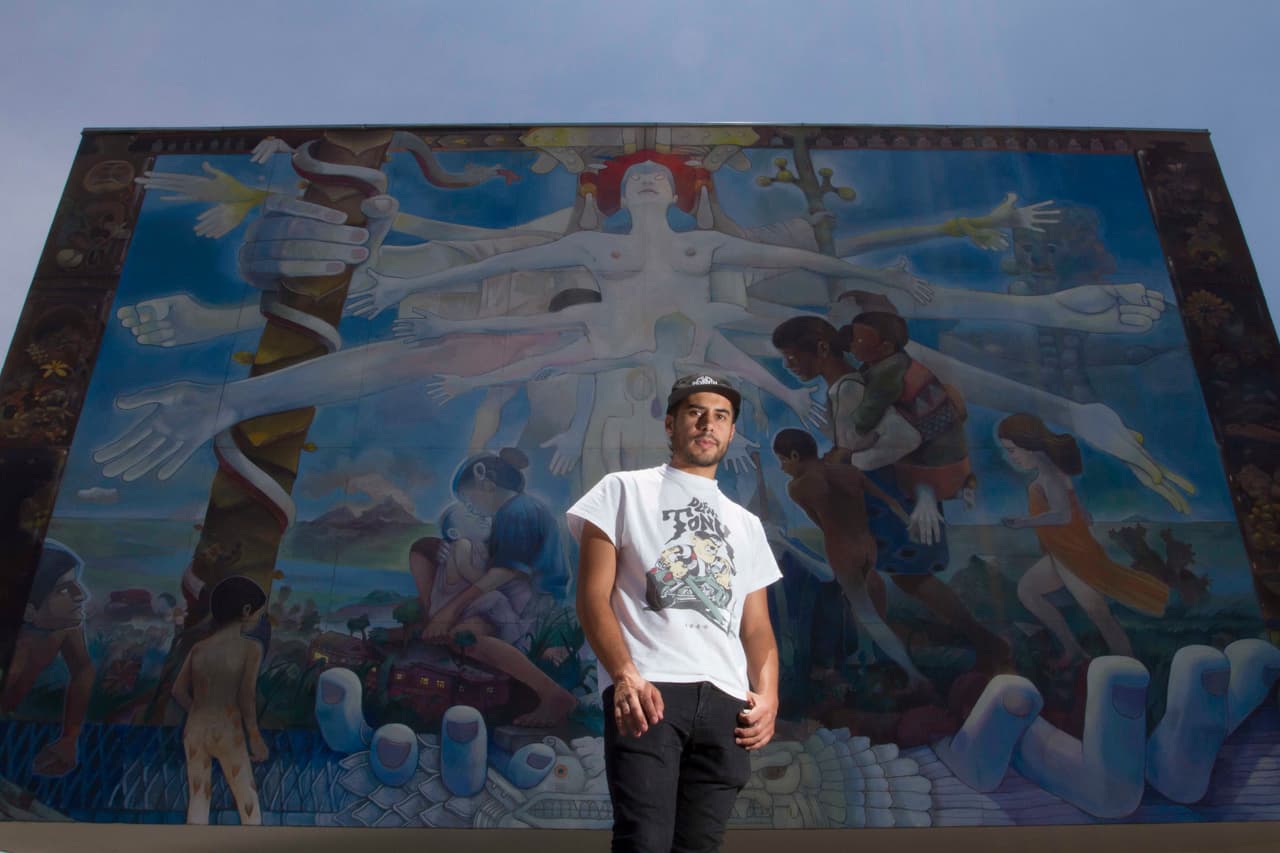 Jesús Benítez frente al mural del Hospital Homeopático, en Ciudad de México.