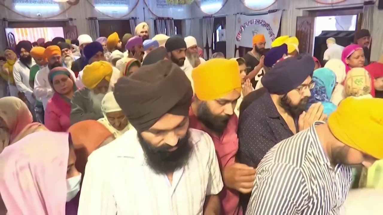 <b>En video:</b> La dramática segunda ola del virus en India superó los 400,000 nuevos casos diarios por primera vez el 1 de mayo. Ese mismo día una multitud de personas se reunió en el Templo Dorado en la ciudad de Amritsar en un ceremonia religiosa sij.