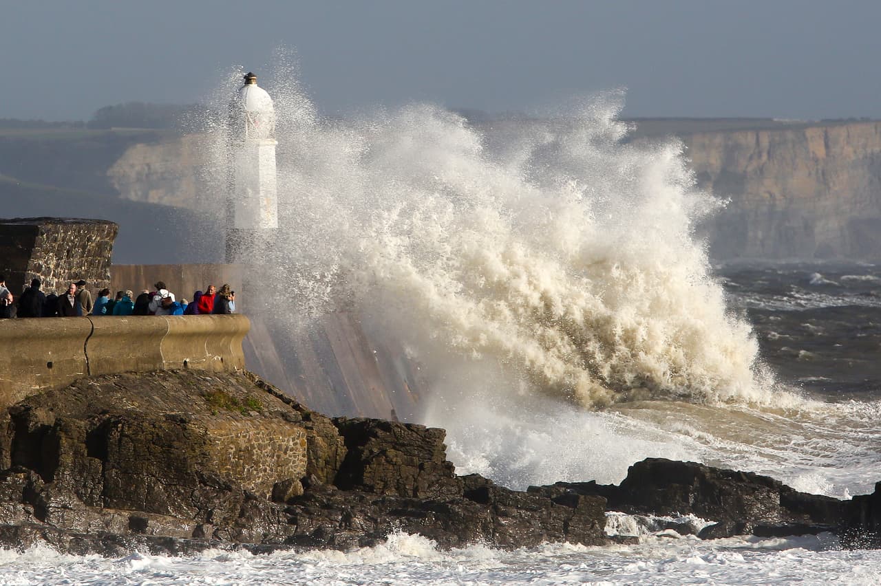 Enormes olas golpean Porthcawl, en Gales.