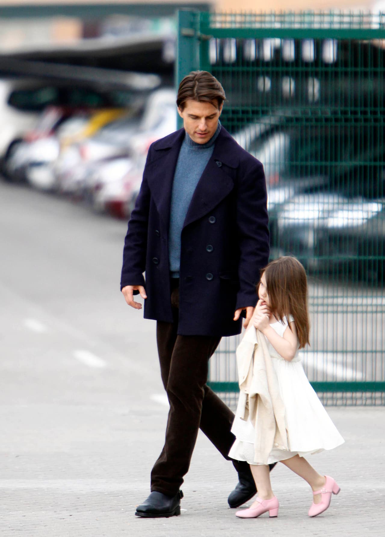 Era muy común verla dando paseos de la mano de su papá Tom Cruise.