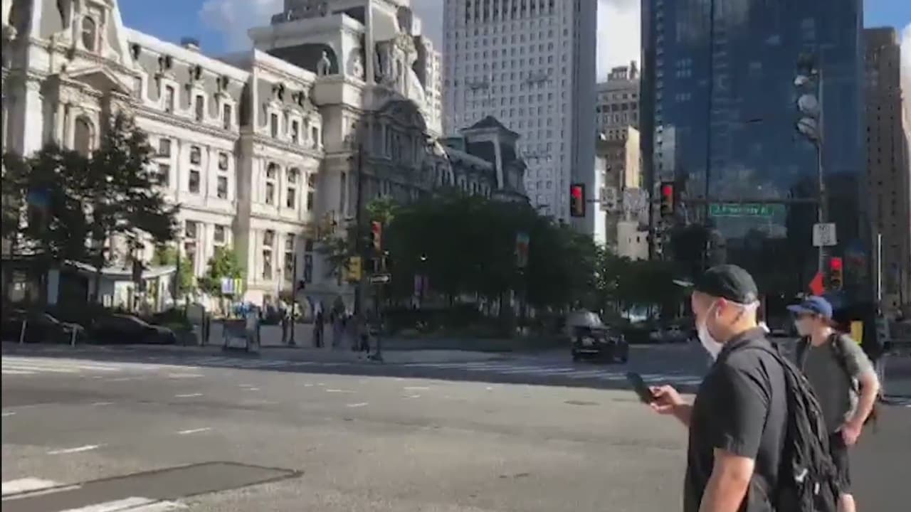 Si está visitando un espacio público en Filadelfia, debe usar una mascarilla, ya sea que esté vacunado o no, según la nueva guía emitida por el Departamento de Salud de Filadelfia. 
<b>Más información <a href="https://www.univision.com/local/philadelphia-wuvp/filadelfia-recomienda-uso-mascarillas-interior-aumento-casos-coronavirus">aquí</a>. </b>