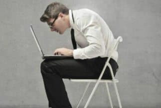 La postura que adoptas al trabajar puede ser la responsable de dolores y lesiones. (Imagen tomada de Twitter).