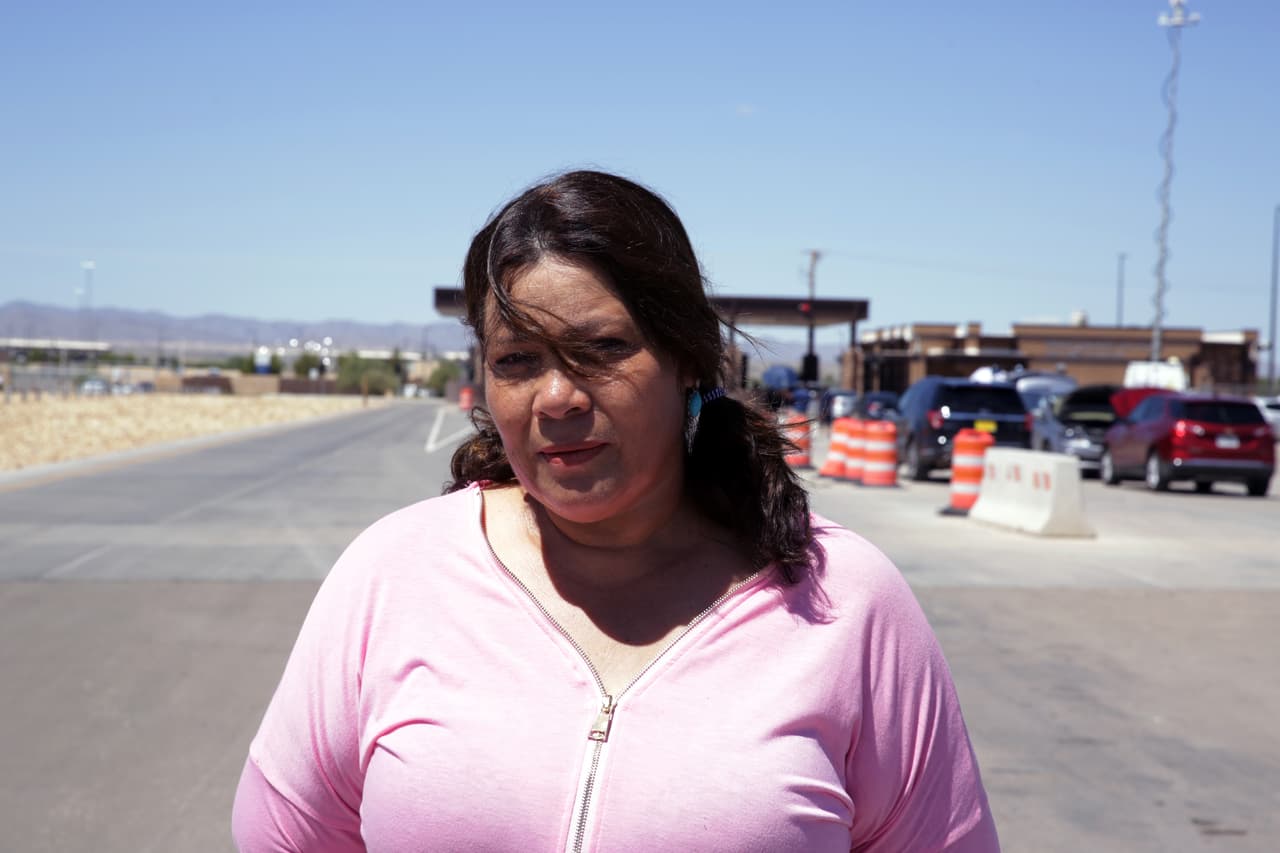<b>Adele Santiago, 48 años, Tornillo (Texas).</b> Adele Santiago rompe en llanto cuando habla de su pasado. Siente con frecuencia un “gran daño”, tristeza e impotencia. Cuando tenía 7 años cruzó la frontera de México a Estados Unidos con sus padres que fueron detenidos por funcionarios de inmigración. A ella la dejaron tirada en el medio de la calle y una señora la acogió hasta que pudo reunirse con sus padres. Ahora se identifica con los migrantes que han sido separados de sus padres en la frontera en los últimos meses. “Reunifiquen a las familias”, decía la pancarta que llevaba en Tornillo, cerca de uno de los centros de detención de menores donde la encontramos.