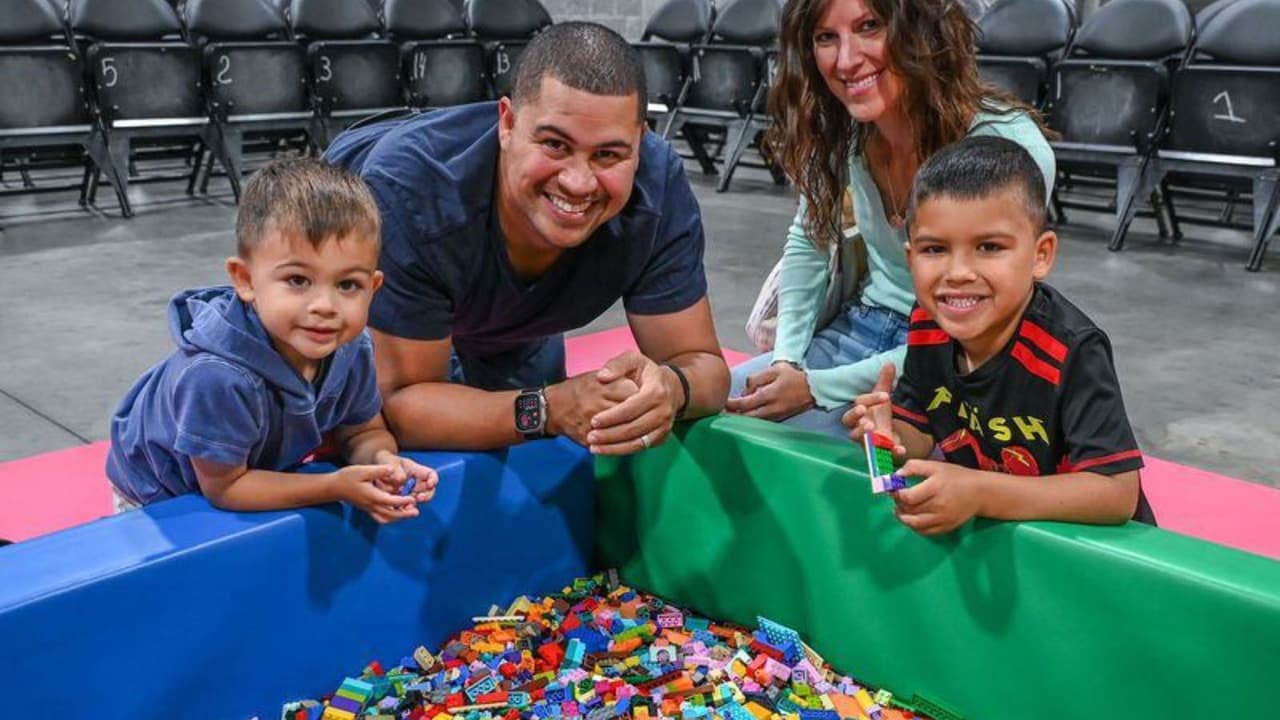 El 
<b>Christmas LEGO Show se realizará solo el 20 y 21 de diciembre </b>en el 
<b>Meadowbrook Recreation Center,</b> en Arlington.
<br>La entrada cuesta $6.04 por persona (con cargos incluidos) y los boletos se pueden 
<a href="https://www.universe.com/events/christmas-lego-show-arlington-tx-presented-by-brick-convention-tickets-ZX9FSC" target="_blank">adquirir en línea.</a>
<br>