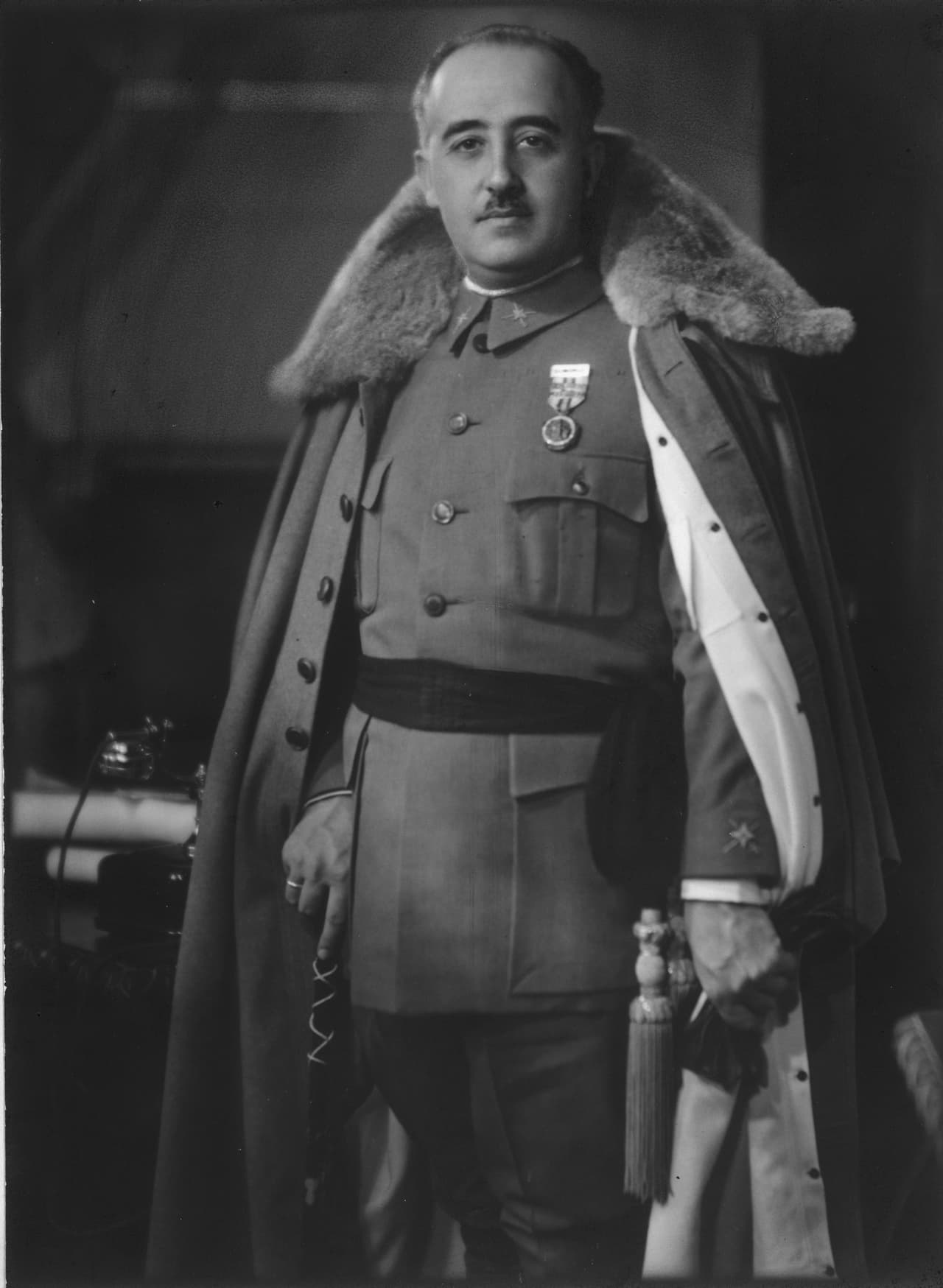 "Una vez que regresé a España, fui a saludar a Franco, y el general me dijo: 'Alteza, hay que mejorar en ortografía, he visto muchas faltas en sus escritos'", dijo el rey emérito, según la versión de Bono. 
<br>