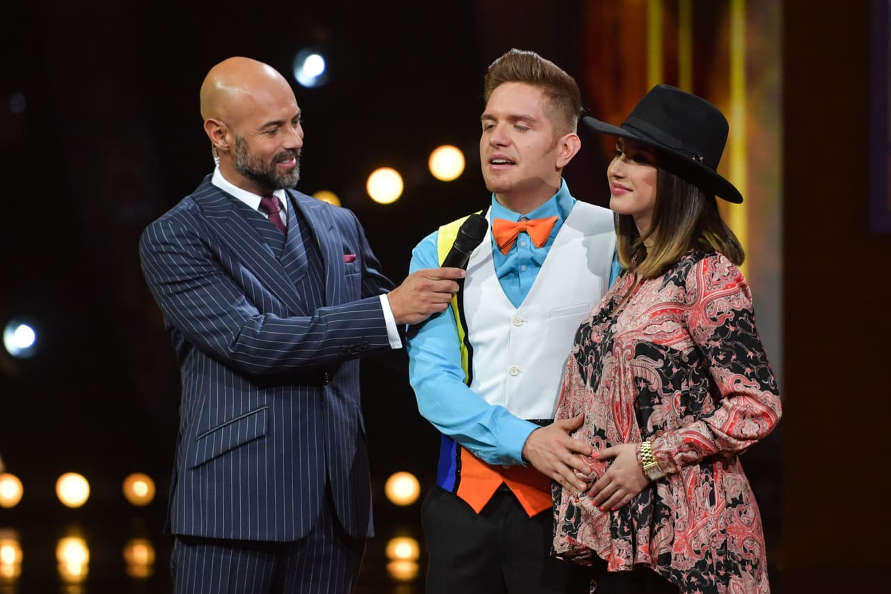 Con toda la ternura que le da cumplir su sueño de ser padre, El Dasa agregó: "Les cuento que todo aquí adentro está muy bien. Estoy creciendo mucho". También nos enteramos de que el cantante obviamente le canta mucho y le dice que va a alegrar muchas vidas cuando llege al mundo.