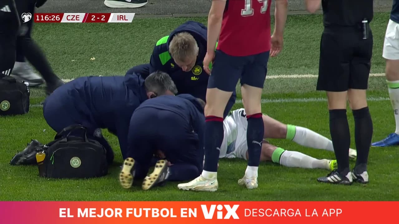 Preocupación en la cancha: Szmodics sale lesionado
