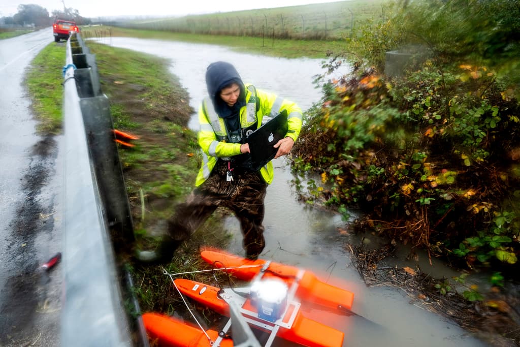 Los funcionarios de transporte 
<b>cerraron un tramo de dos millas de la famosa Avenida de los Gigantes</b> de California, una ruta panorámica llamada así por las imponentes secuoyas costeras a lo largo de la ruta, debido a las inundaciones.