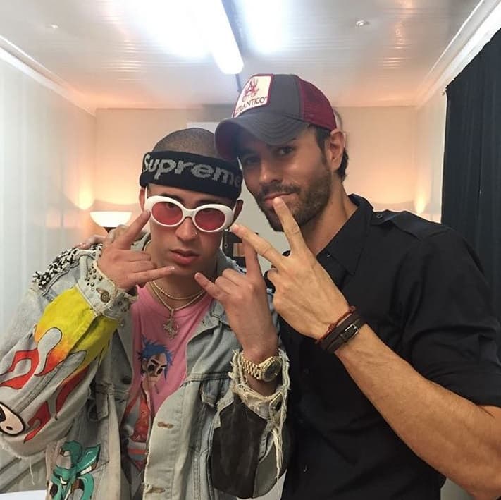 El cantante español Enrique Iglesias aprovechó esta foto con el rapero Bad Bunny para agradecer a sus fans desde el festival: " Gracias a República Dominicana y mis amigos!!!".