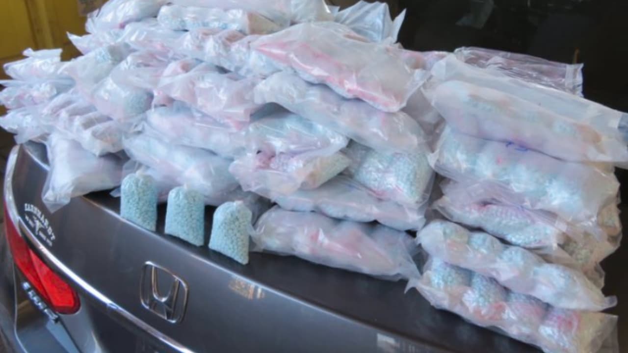 Oficiales en el puerto de entrada de Nogales encontraron pastillas de fentanilo en colores.