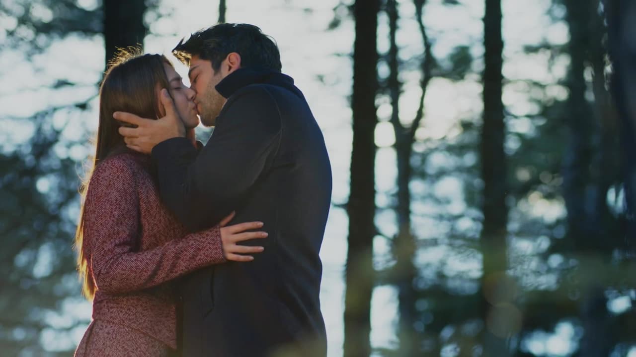 Los momentos románticos han sido recurrentes entre la pareja protagonista. Tras salvarla del secuestro, Kemal besó a su amada. Fue la primera vez que lo hicieron tras cinco años separados.