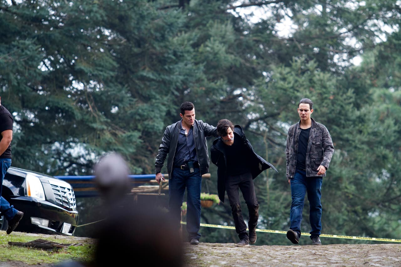 Por su parte, Cristian decidió buscar a los responsables de la muerte de su padre y salvar a su hermana 
<b><a href="http://www.univision.com/series/la-piloto/macarena-agacha-es-olivia-nieves-en-la-piloto">Olivia</a></b>. Lamentablemente, su ex-cuñado lo traicionó y lo capturó para llevarlo ante los Lucio.