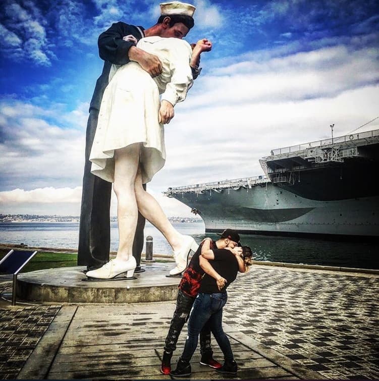 Con este apasionado beso Lorenzo Méndez gritó a los cuatro vientos lo enamorado que está de Chiquis Rivera: "Hace un año... tu cambiaste mi vida para algo mejor. Me haces ser un mejor hombre, padre, amigo, artista e hijo. Eres mi mejor amigay el amor de mi vida, espero estar otros 100 años a tu lado aprendiendo con mucha diversión y amor"