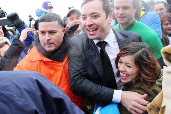 ¡Lo hizo!Mira lo congelado que quedó el comediante Jimmy Fallon luego de aceptar el reto que le hizo el alcalde de Chicago Rahm Emanuel de lanzarse a las congeladas aguas del Lago Chicago durante el Polar Plunge 2014 y con un temperatura de 2 grados