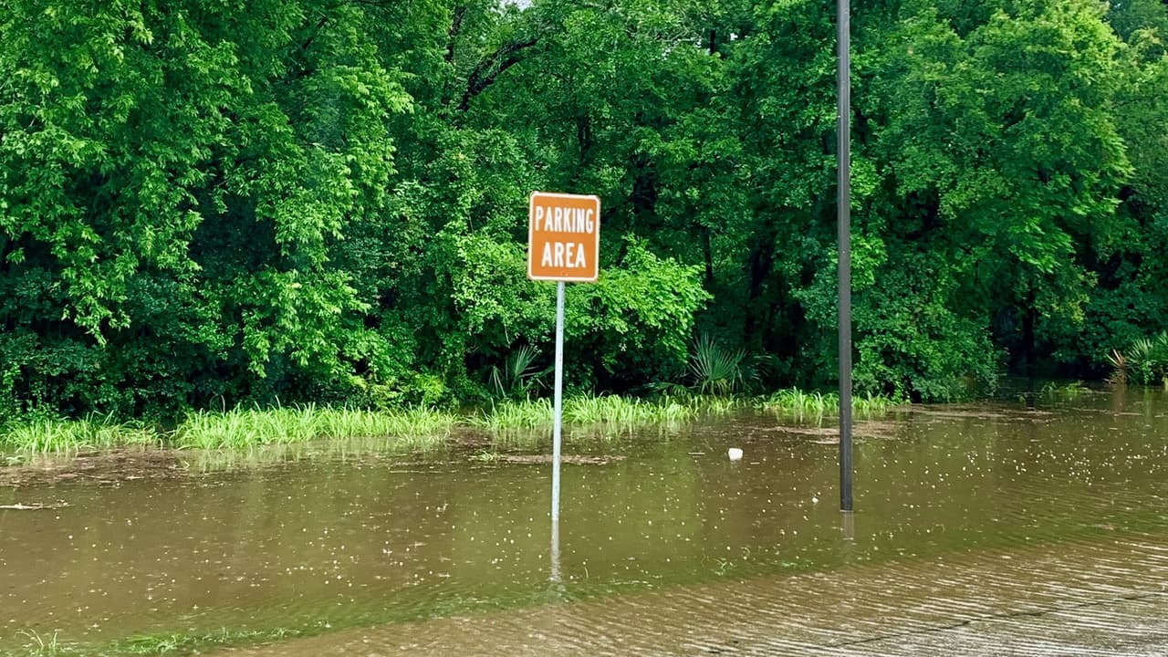 Ante el nivel del agua el parque Hanson Riverside County Park en el Condado Brazoria tuvo que ser cerrado.
