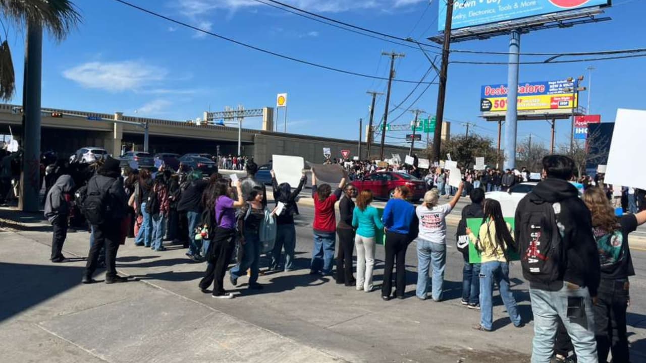 Organizan más de 30 protestas contra ICE en preparatorias de San Antonio: Lista completa