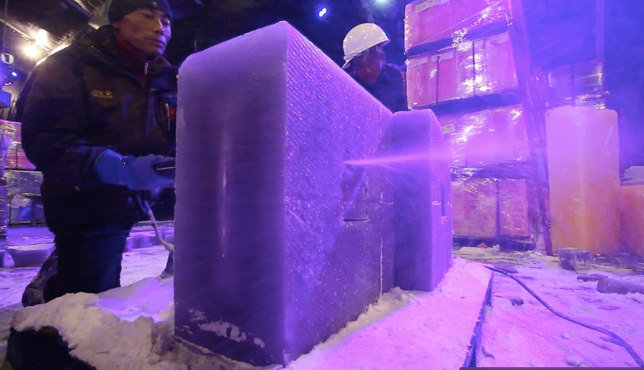 El parque ha puesto a la venta boletos para entrar a observar a los talladores de hielo mientras crean las magnificas esculturas.