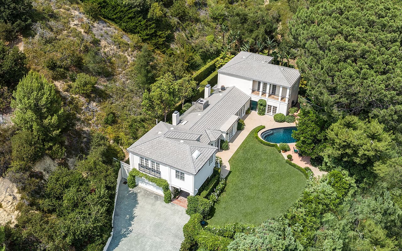 La superficie total de la propiedad es de 4,400 pies cuadrados, según reportó 
<a href="http://www.tmz.com/2018/10/31/katy-perry-new-house-mansion-beverly-hills/">TMZ</a>.